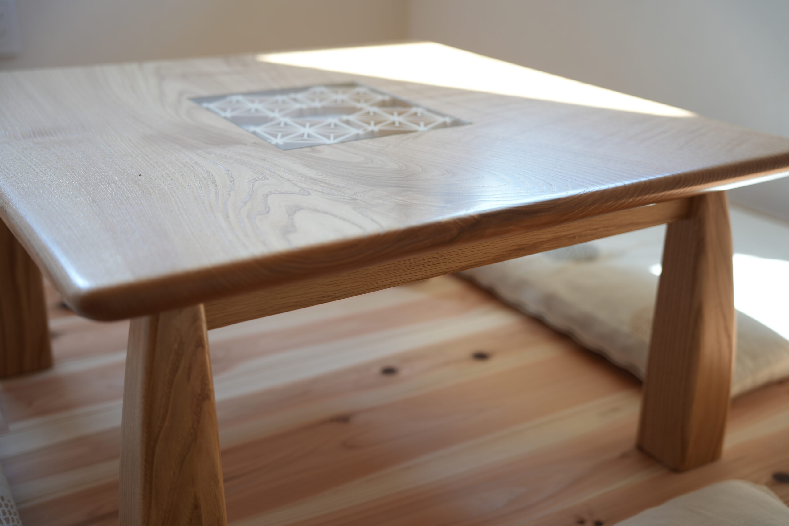 オリジナル家具】クリの無垢材で仕立てた「組子座卓」 | ブログ | 株式